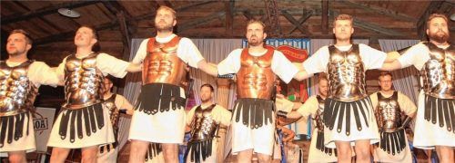 Eine Wand des Schweigens hat der Flintsbacher Elferrat aufgebaut, um die Themen des Faschingsumzugs geheim zu halten. Man darf gespannt sein.Foto Schmidt