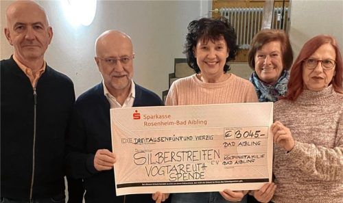 Einen Scheck in Höhe von 3045 Euro durfte Sabine Kuhn (Dritte von links), die Vorsitzende des Vereins „Silberstreifen“, aus den Händen von Bad Aiblings Kolpingvorsitzendem Franz Besel, Präses Georg Neumaier, Schatzmeisterin Maria Grünwald und Monika Stacheder (von links) entgegennehmen.Foto Kotter
