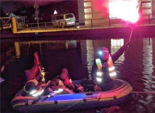 Einer der Aktivisten im Schlauchboot auf dem Mangfallkanal schwenkt eine Seenotrettungsfackel. Foto OAP Rosenheim