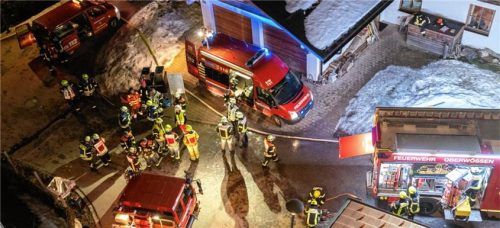 Einsatzbesprechung vor Ort, um die schwierigen Löscharbeiten zu koordinieren.Fotos Gasser