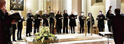 Einzeln aufgereiht in großem Bogen sang der Kammerchor Rosenheim vor dem Altar.Foto janka