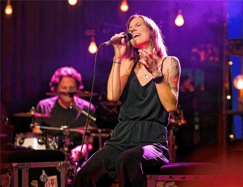 Energiebündel mit gewaltiger Stimme: Christina Stürmer eröffnet mit ihrem Konzert das Sommerfestival. Foto re
