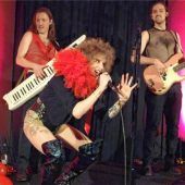 Bunte Party in der Punk-Ausstellung