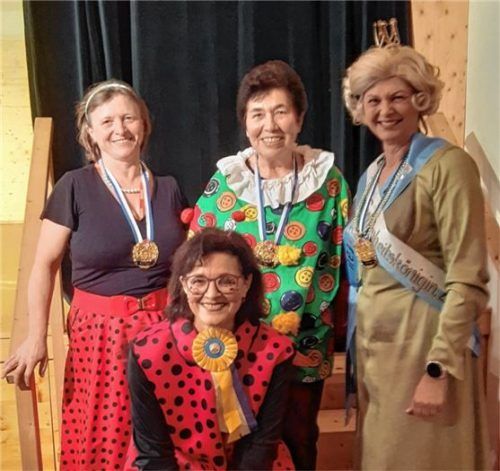 Erhielten echte – oder auch „unechte“ – Faschingsorden: (hinten, von links) Karin Kuchler, Johanna Weber, Ilse Aigner sowie Evi Steininger (vorne). Fotos re
