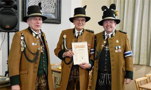 Ernennung zum Ehrenleutnant: Im Beisein von Oberleutnant Peter Freiberger (links) und Hauptmann Robert Oschwald (rechts) wurde Ludwig Blum die Urkunde zum Ehrenleutnant übergeben.