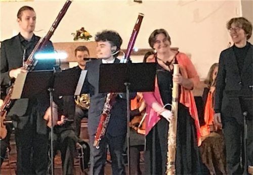 Ernteten stürmischen Applaus: (von links) Die Fagott-Solisten Francesco Muratori, Augusto V. Palumbo und Tanja Schelter sowie Dirigentin Judith Trifellner.Foto prokop