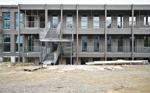 Extra breite Fluchtbalkone dienen auch als Sonnenschutz.Fotos kg