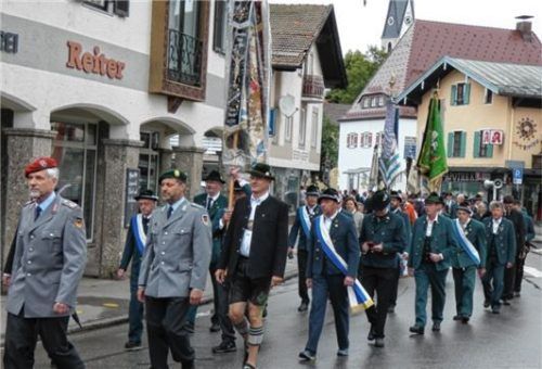 Fast 40 Veteranenvereine der vereinigten Krieger- und Soldatenkameradschaften des Chiem- und Rupertigaus nahmen am 16. Juni 2024 an der 79. Ausgabe der Kriegerwallfahrt nach Maria Eck teil.