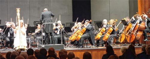 Faszinierten mit ihrem virtuosen Spiel: Harfenistin Katerina Englichová und das Bohuslav Martinu Philharmonic Orchestra.Foto füchtner