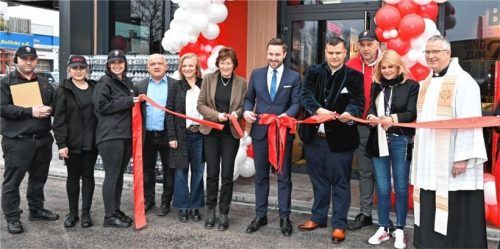 Feierlich eröffnet: Neben Daniel Artmann, Zweiter Bürgermeister der Stadt Rosenheim (Siebter von links), und Dritter Bürgermeisterin Gabriele Leicht (neben Artmann) nahmen auch Marisa Steegmüller (Zweite von rechts), geschäftsführende Gesellschafterin der Flötzinger-Brauerei, Franchise-Partner Nenad Brkic (rechts neben Artmann), Thorsten Müller, Chief Operating Officer von KFC Deutschland (Dritter von rechts), sowie Pfarrvikar Robert Baumgartner an der Veranstaltung teil. Foto Schlecker
