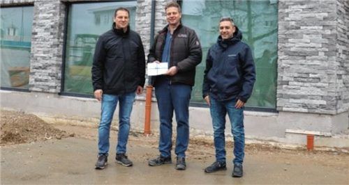 Firmeninhaber Ralph Rembeck (links) und Außendienstmitarbeiter Christian Jany (rechts) bedankten sich bei Rudi Thalhammer für die jahrzehntelange Treue.