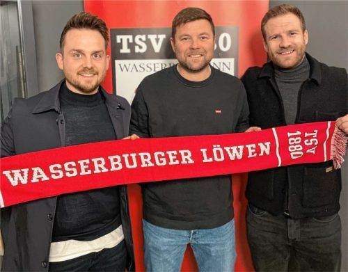 Florian Heller (Mitte, mit Abteilungsleiter Kevin Klammer und Maximilian Hain aus der Sportlichen Leitung) bleibt dem TSV Wasserburg als Cheftrainer erhalten.Foto Hain