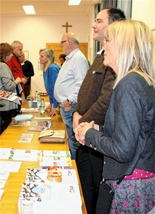 Fragen zum Angebot der VHS beantwortete deren Leiterin Renate Hofmann-Kirner (rechts) und zur Liedertafel der Zweite Vorsitzende Matthias Schwaiger (Zweiter von rechts).
