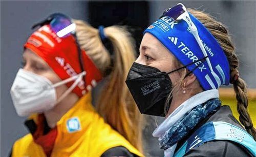 Franziska Preuß (vorne) und Julia Tannheimer schützen sich bei einer Pressekonferenz in Ruhpolding mit Masken. Foto dpa/Sven Hoppe