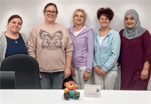 Freude über die schönen, neuen Praxisräume: (v.li.) Funda Temel, Lena Emmelmann (Ärztliche Leitung), Manuela Pfasch, Manuela Kohlmeier und Semra Ada. Foto Boehner/InnKlinikum