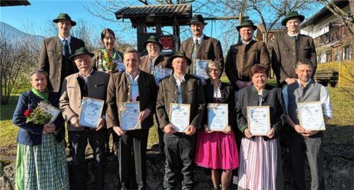 Freuten sich über die Auszeichnungen: (oben, von links) Vorsitzender Kilian Reiter, Marianne Spann, Klaus Kotz, Georg Kurz junior, Georg Seebacher junior und Zweiter Vorsitzender Sebastian Bauer sowie (unten, von links) Anna-Maria Spann, Balthasar Höfer senior, Thomas Weinberger, Martin Rechenauer, Anna Albert, Anneliese Pfeifer und Josef Mayr junior. Foto jungbauernschaft