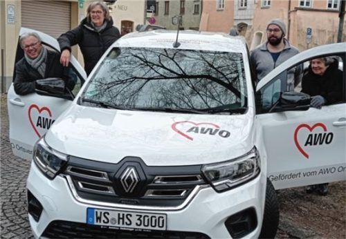 Friederike Kayser-Büker und Anne Höffer von Loewenfeld, aktuelle und ehemalige Vorsitzende des AWO-Ortsvereins, freuen sich mit Bürgermeister Michael Kölbl und einem Seniorenfahrdienst-Fahrer über das neue Elektroauto (von links).