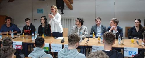 Führten eine spannende Diskussion: (von links) Martin Bauhof (Linke), Reka Molnar (SPD), Victoria Broßart (Grüne), Schulleiterin Nicole Strasser, Marcus Moga (FDP), Organisator Aaron Marcks, Matthias Eggerl (CSU) und Leyla Bilge (AfD).Foto Füchter