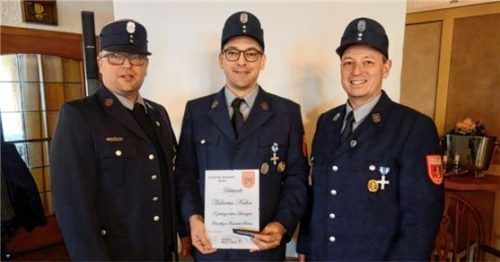 Für 30 Jahre Dienst erhielt Ruppert Kuhn eine Urkunde aus den Händen von (von links) Kommandant Florian Hofmann und Vorsitzendem Stefan Hofmann.Foto  Adersberger