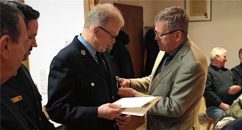 Für 40-jährigen aktiven Feuerwehrdienst erhielt Hubert Prinz von Bürgermeister Georg Weigl das Ehrenzeichen an die Uniform gesteckt. Foto stelzer