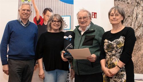 Für 50 Jahre Vereinsmitgliedschaft geehrt wurde Sebastian Steiner (Dritter von links), ehemaliger Einradsportler, der sich sichtlich freute und eine Spende für die Jugendförderung gab. Geehrt wurden ebenso für 25 Jahre Vereinsmitgliedschaft, Sabine Hellauer (25), Ehrenvorstand Wolfgang Klinger, für 50 Jahre Manfred Rinke und Harald Konrad sowie Irene Thiergard für 75 Jahre Vereinsmitgliedschaft. Fotos dandl