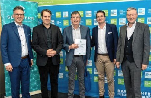 Für seine Arbeit als Schiedsrichter geehrt: Johann Rappolder vom SV Ramerberg (Mitte).Foto BFV