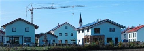 Gebaut wird auch im Baugebiet südlich der Lerchenberger Straße. Es sind Mehrfamilienhäuser, ein Dreispänner, Einfamilien- und Doppelhaushälften vorgesehen. Elf der Parzellen vergibt die Gemeinde im Ansiedlungsmodell.