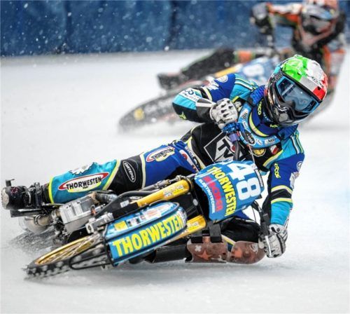Geht für Deutschland an den Start: Luca Bauer wird bei der Eisspeedway-Weltmeisterschaft in Inzell die Spikes in die Strecke hacken. Foto Ernst Wukits