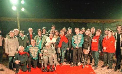 Gemeinsam mit den Mitgliedern des Sozialen Arbeitskreises stellte sich auch die Zirkusfamilie Sperlich fürs Gemeinschaftsfoto. Foto baumann