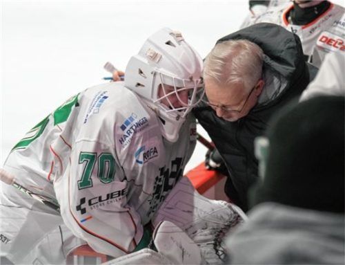 Gespräch zwischen Torwart und Trainer: Cody Porter erklärt Jari Pasanen, dass er nicht weitermachen kann.