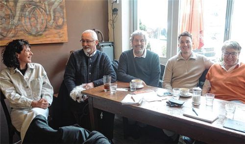 Gesprächsrunde in ungezwungener Atmosphäre: Christine Degenhart (links) und Robert Multrus (Mitte) stellten sich im Café Innig den Fragen der Bürger.Foto Wunsam