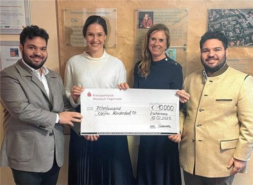 Glückliche Gesichter bei der Spendenübergabe im Caritas Kinderdorf Irschenberg bei (von links) Pasquale Sabbatella, Lena Kern, Pia Klapos und Roberto Sabbatella. Foto re