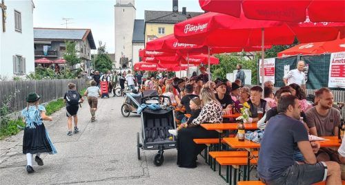 Glücklicher Ausgang für das Fest: Auf das Unwetter folgte das Aufräumen, sodass die Feierlichkeiten zu 1100 Jahre Griesstätt doch noch stattfinden konnten.
