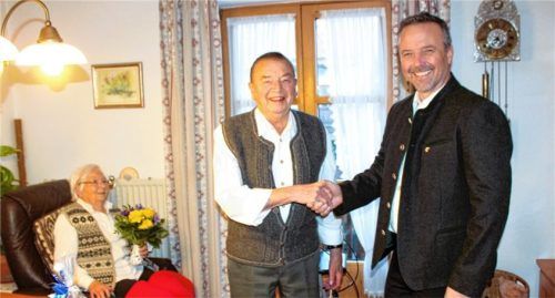 Glückwünsche zum 90. Geburtstag: Bürgermeister Max Singer (rechts) gratulierte Richard Kotz im Beisein von Ehefrau Sophie zum 90. Geburtstag. Foto strim