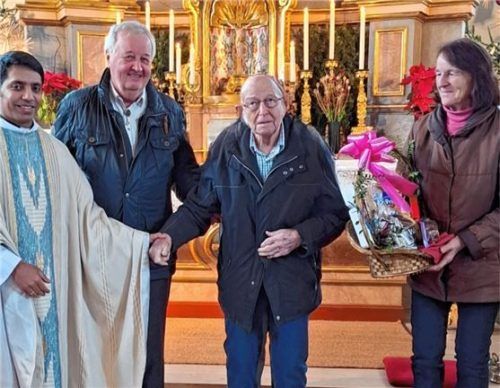 Glückwünsche zum 90. Geburtstag von Bertl Hager (Zweiter von rechts) kamen von: (von links) Pater Terance Kodiyan, Josef Krapichler sowie Lotte Stahuber. Foto re