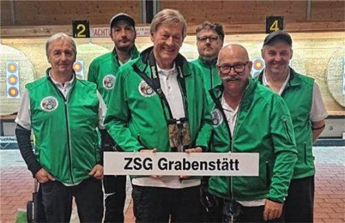 Grabenstätts Bogenschützen Peter Obermeier, Norbert Slup, Wolf Langemak, Goran Toplak, Uli Kastner und Hubert Jobst (von links) sind in die Bezirksklasse abgestiegen. Foto Markus Müller