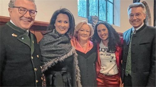 Gratulationen für Christl Karner (Mitte) beim 30. Kulinarischen Herbst kamen (von links) von Klaus Stöttner, Vorsitzender des Tourismusverbands Oberbayern, Landwirtschaftsministerin Michaela Kaniber, Christine Domek-Rußwurm und Landrat Otto Lederer. Foto Kirchner