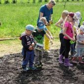 Kinder und Kitzretter säen Wildblumenwiese