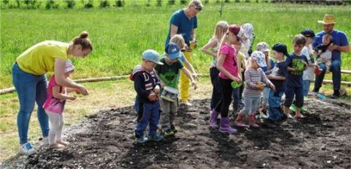 Großen Spaß machte es den Kindern, zusammen mit den Kitzrettern eine Blumenwiese anzusäen.