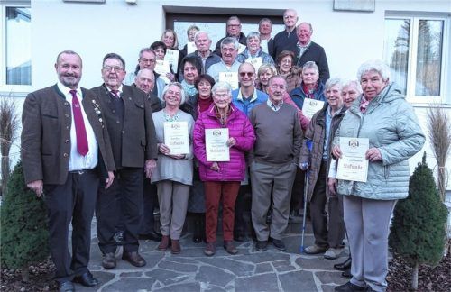Gruppenbild der Geehrten: (von links) Vorsitzender Johannes Antretter vom Rauchclub Unterheufeld, daneben Vorsitzender der Bezirksraucher- und Sterbekassenvereinigung Bad Aibling Anton Brenner, mit den vielen geehrten Mitgliedern. Foto antretter