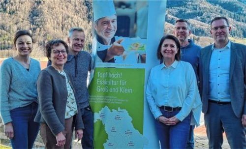Gut ins Coaching gestartet: (von links) Irmi Prankl von der Öko-Modellregion, Irmgard Reischl vom Landwirtschaftsamt Ebersberg-Erding), Bio-Coach Hubert Bittl, Küchenleiterin Nicole Rogge, ihr Stellvertreter Oliver Preuße und KIZ-Geschäftsführer Stefan Schmitt.Foto kiz