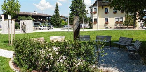 „Guter Geist“ herrscht in Kiefersfelden. Das Bild zeigt den Rathausvorplatz mit Ritterdenkmal und Ruhebrunnen.
