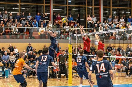 Hansi, der Held im Heimspiel: Johannes Kessler (am Ball) griff beim Hinspiel aus allen Lagen an, sicherte durch sein überlegenes Spiel die zwei Punkte im Fünf-Satz-Krimi gegen Dresden.Foto Fabian Bartsch