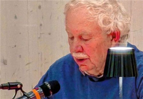 Harald Roth las bewegende Geschichten über Menschen vor, die aus ihrem Leben und ihrer Heimat vertrieben wurden.