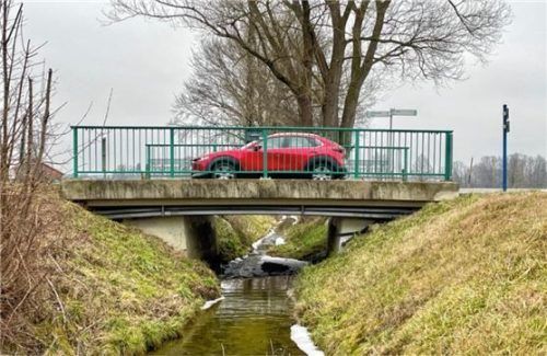 Hochwasserschutzmaßnahmen: Kleinere Brückenanpassungen und -aufweitungen wie hier südlich vom Ortsteil Linden auf der Kreisstraße zwischen Götting und Bruckmühl beim Kropfbach leisten einen Beitrag.