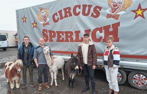 Hoffen auf eine Lösung (von links): Maickel, Manolito, Denny und Tanjela Sperlich mit Pony, Alpaca und Esel. Foto Hadersbeck