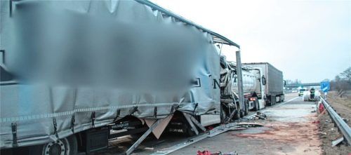 Horror-Crash auf der A93: Die Bergungsarbeiten dauerten vom frühen Morgen bis zum Nachmittag. Foto Reisner