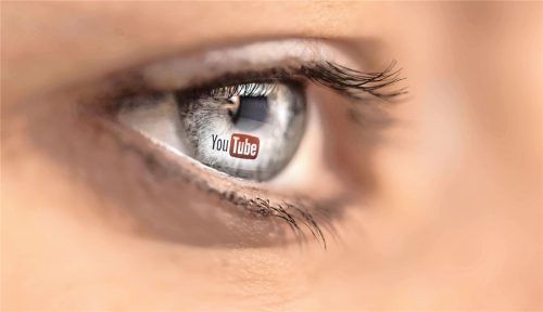 Im Auge einer Frau spiegelt sich das Logo der Videoplattform Youtube, die jetzt ihr 20-jähriges Bestehen feiert. Auch zahlreiche Videobeiträge mit Bezug auf Kolbermoor sind dort vertreten. Foto Imago