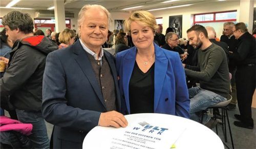 Im Foyer des neuen KultWerks begrüßten Intendant Ludwig Baumann (links) und Dirigentin Cornelia von Kerssenbrock (rechts) zahlreiche Kulturinteressierte. Die neuen Räumlichkeiten bieten in den Wintermonaten nun ganz neue Möglichkeiten. Fotos Dachs