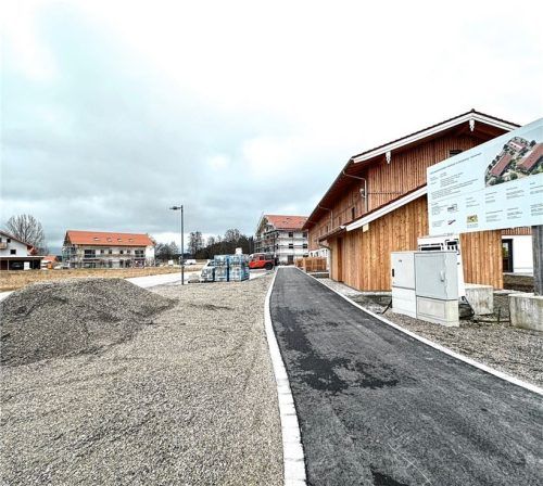 Im Frühjahr werden hier die ersten Mieter erwartet. Aktuell werden die Außenanlagen samt öffentlichem Spielplatz gestaltet.